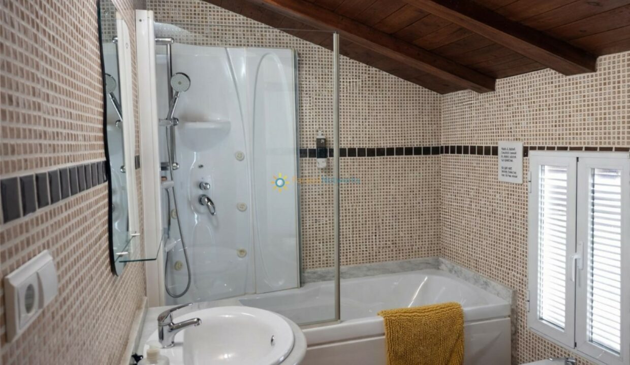 Baño moderno con detalles en madera