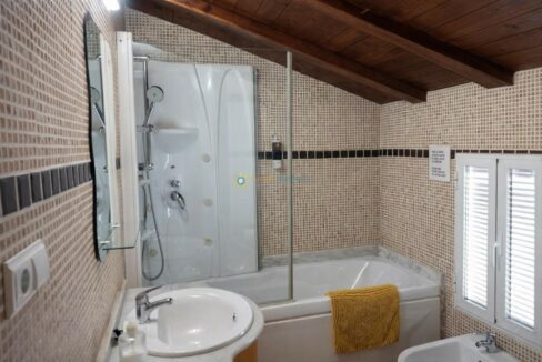 Baño moderno con detalles en madera