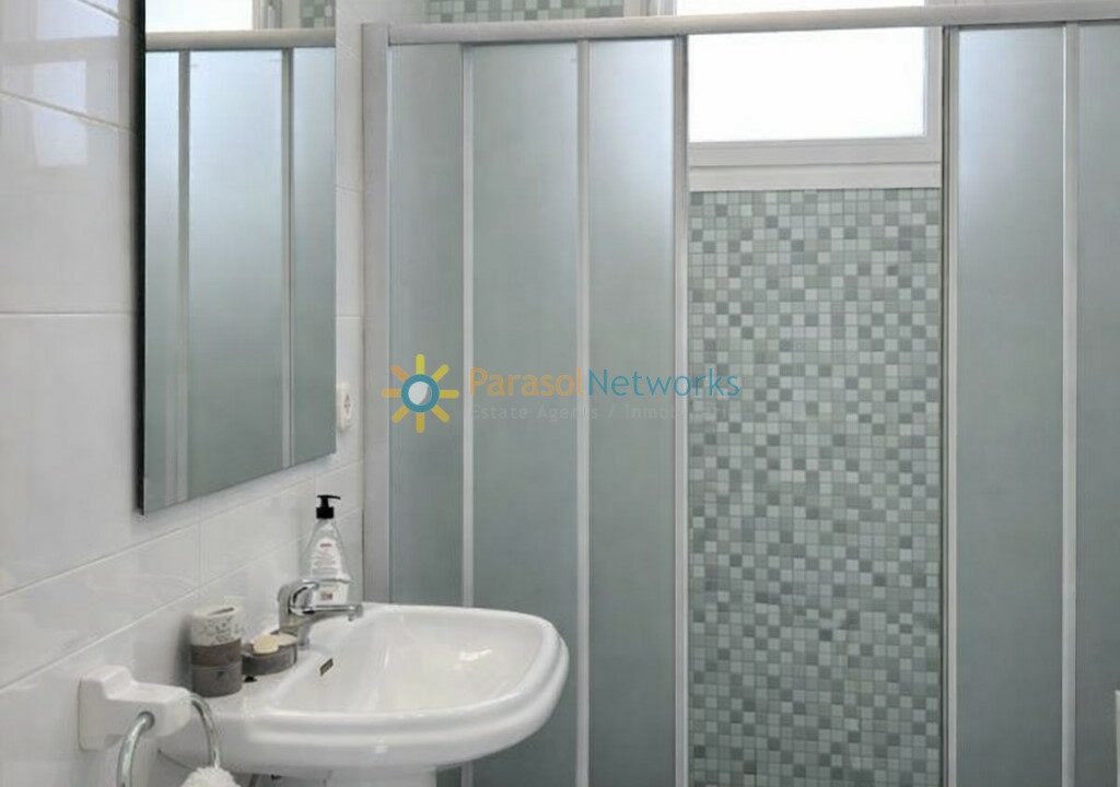 Baño moderno con detalles en mosaico