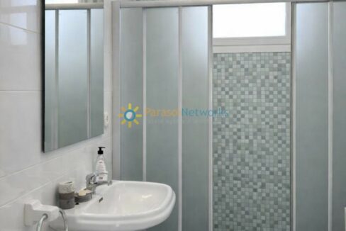 Baño moderno con detalles en mosaico