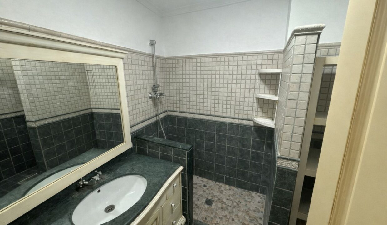 Baño moderno con detalles en verde