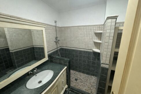 Baño moderno con detalles en verde