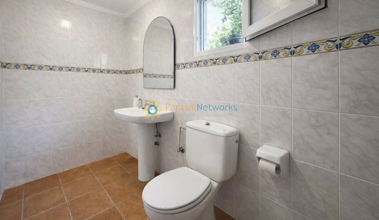 Baño moderno con detalles florales