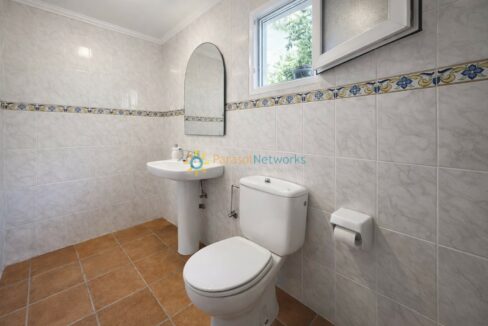 Baño moderno con detalles florales