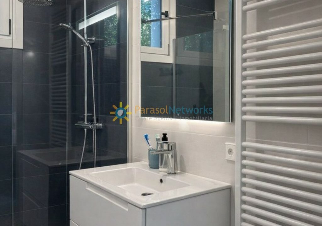 Baño moderno con detalles minimalistas