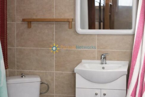 Baño moderno con detalles minimalistas
