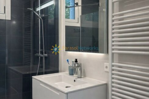 Baño moderno con detalles minimalistas