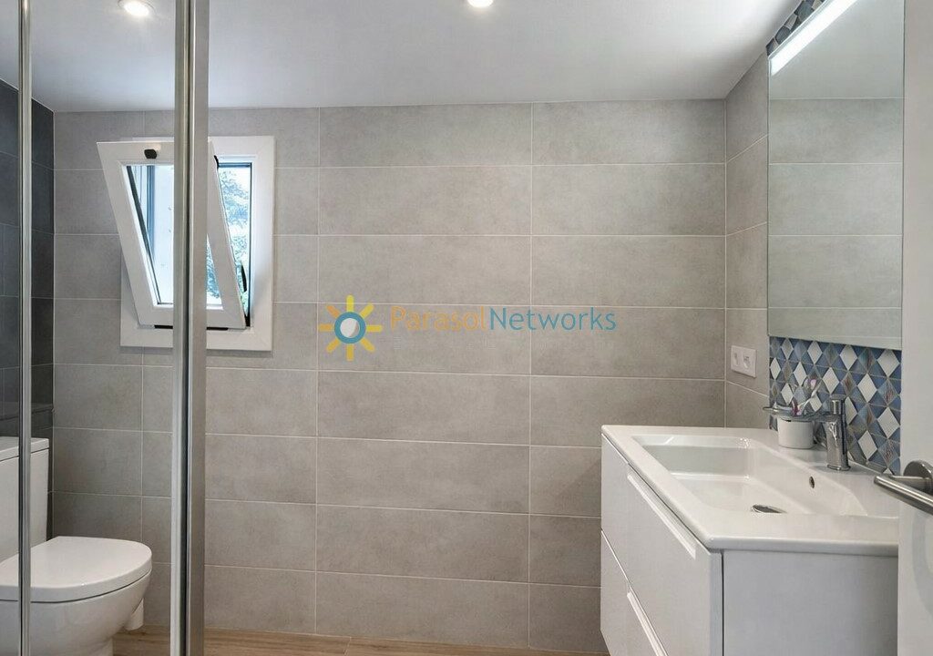 Baño moderno con detalles minimalistas(1)