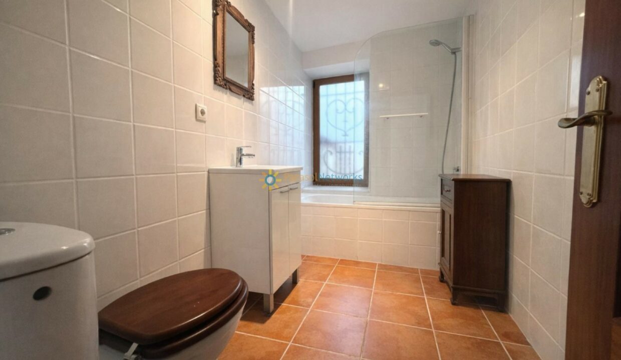 Baño moderno con ducha de vidrio