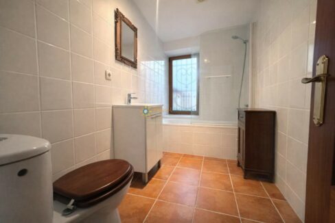 Baño moderno con ducha de vidrio