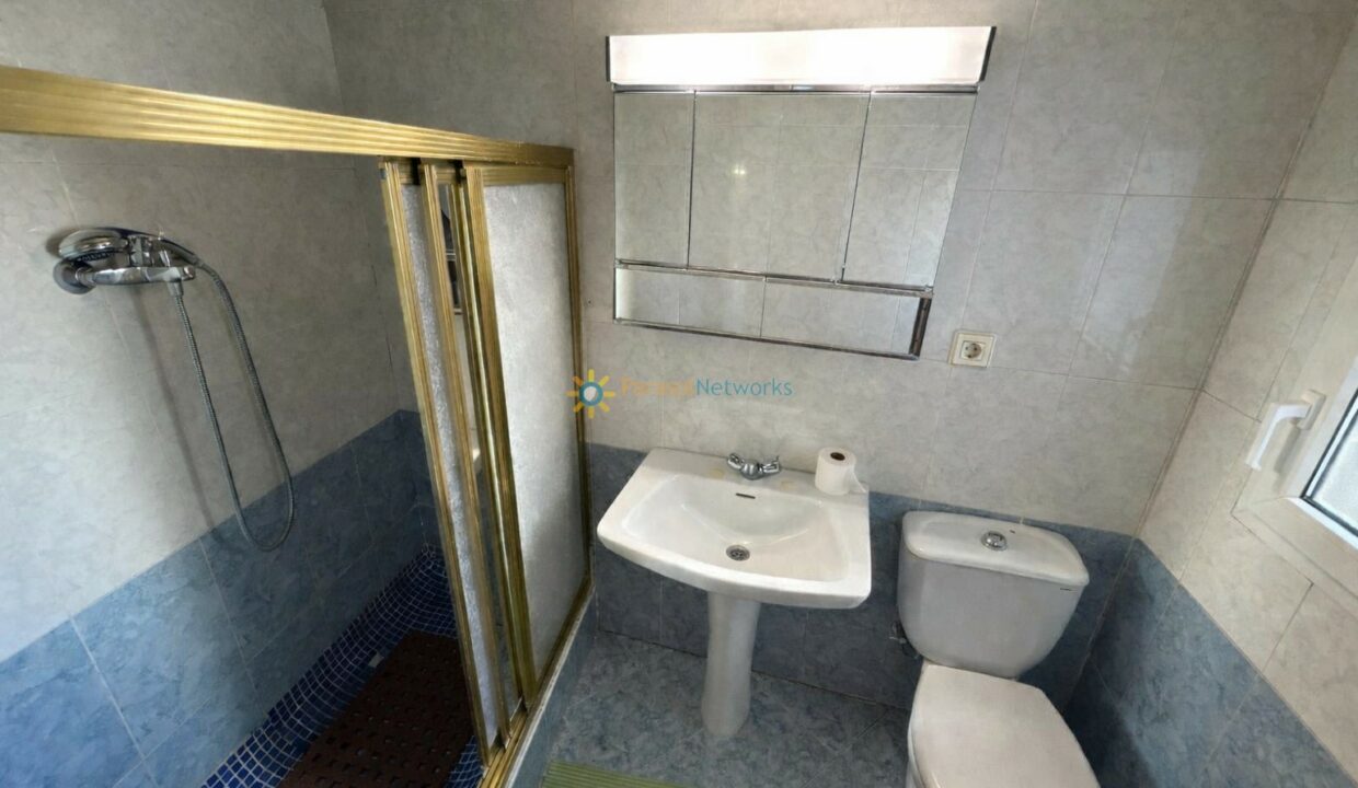 Baño moderno con ducha y accesorios