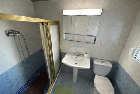 Baño moderno con ducha y accesorios