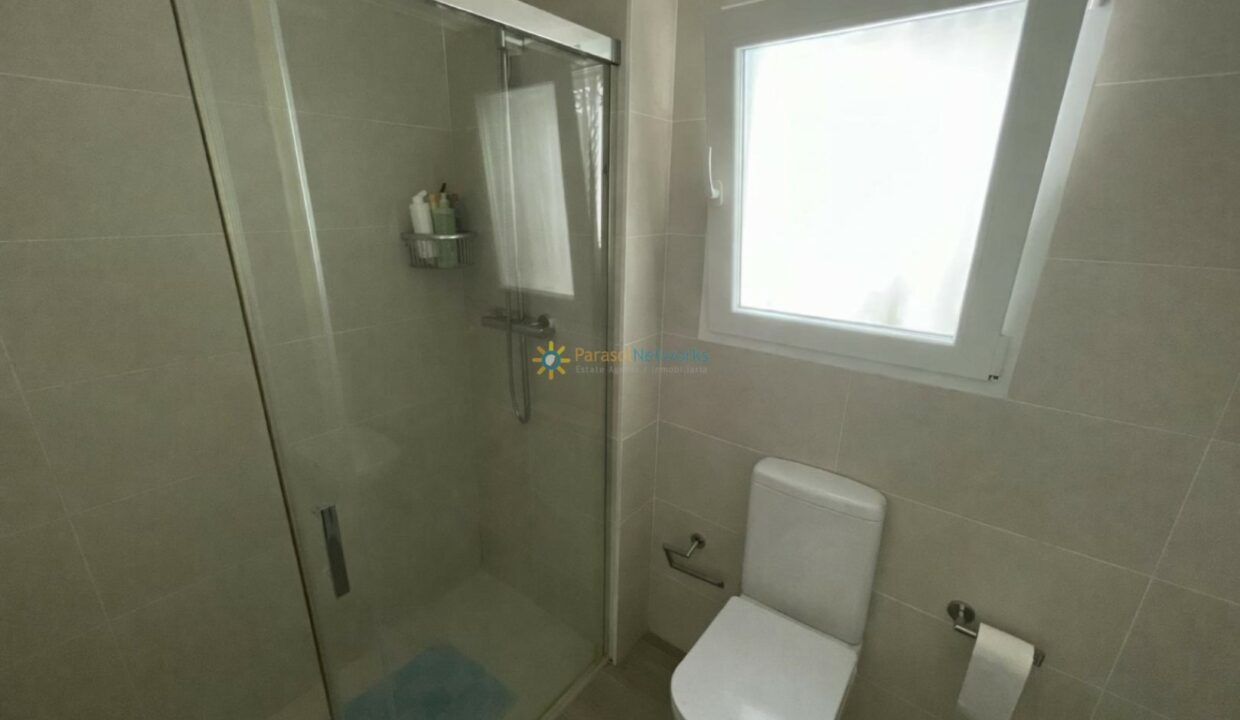 Baño moderno con ducha y bidet(2)