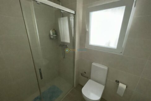 Baño moderno con ducha y bidet(2)