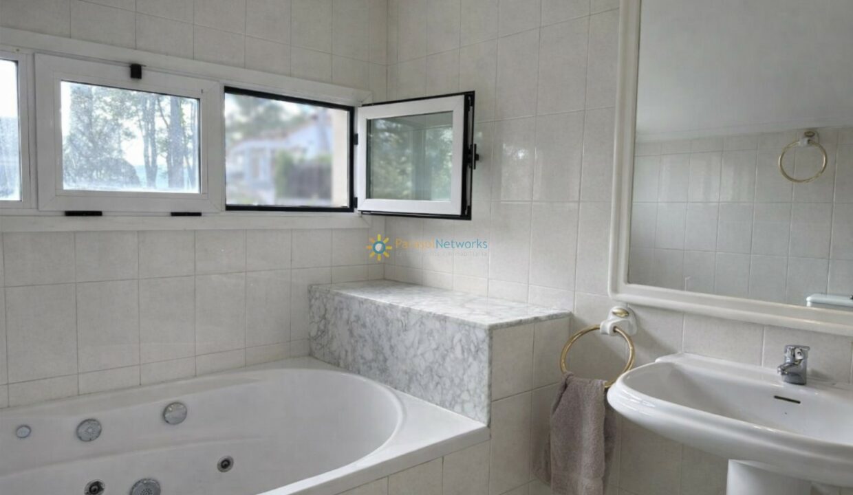 Baño moderno con jacuzzi y luz natural