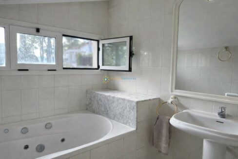 Baño moderno con jacuzzi y luz natural