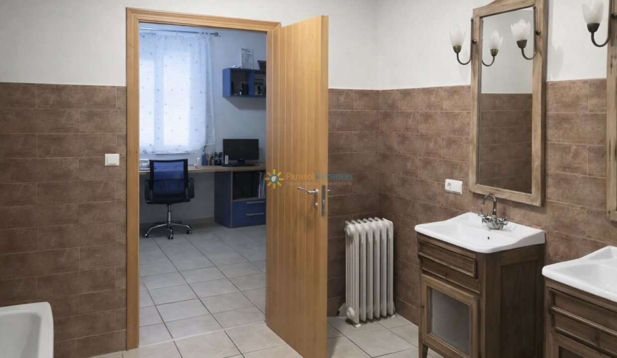 Baño moderno con oficina al fondo