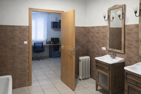 Baño moderno con oficina al fondo