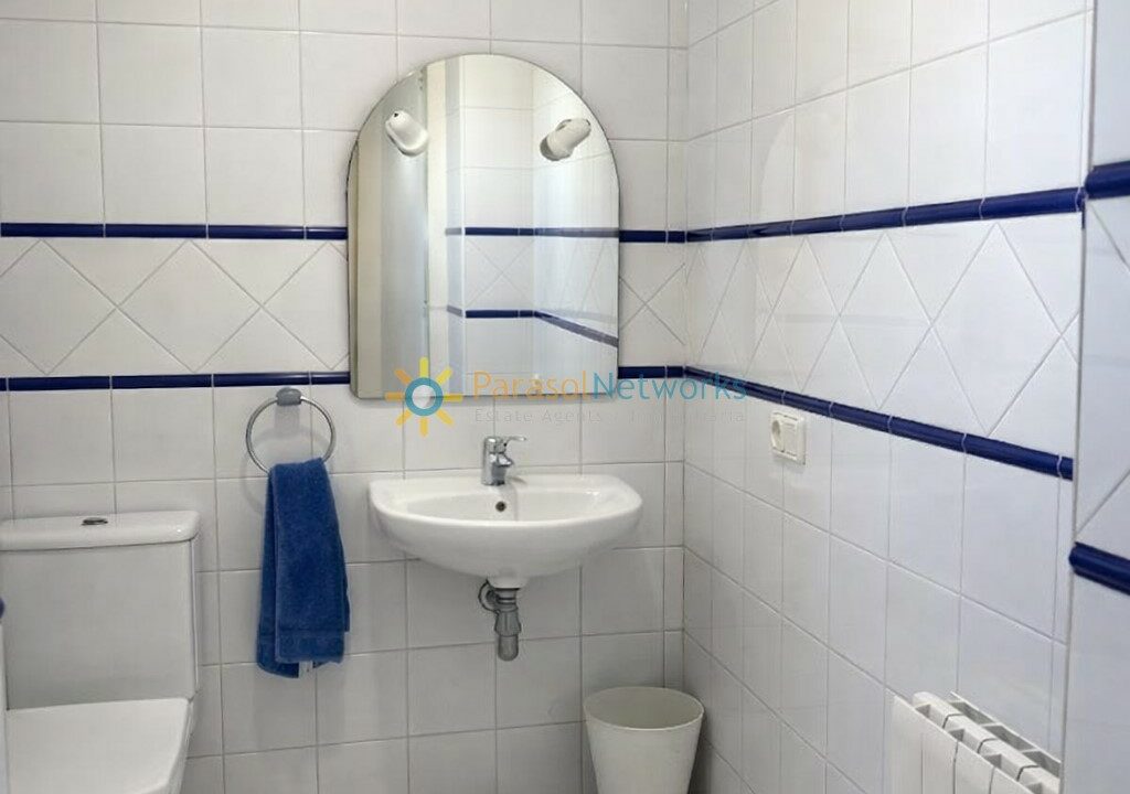 Baño moderno y luminoso con detalles azules(2)