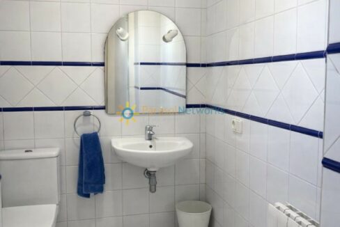 Baño moderno y luminoso con detalles azules(2)