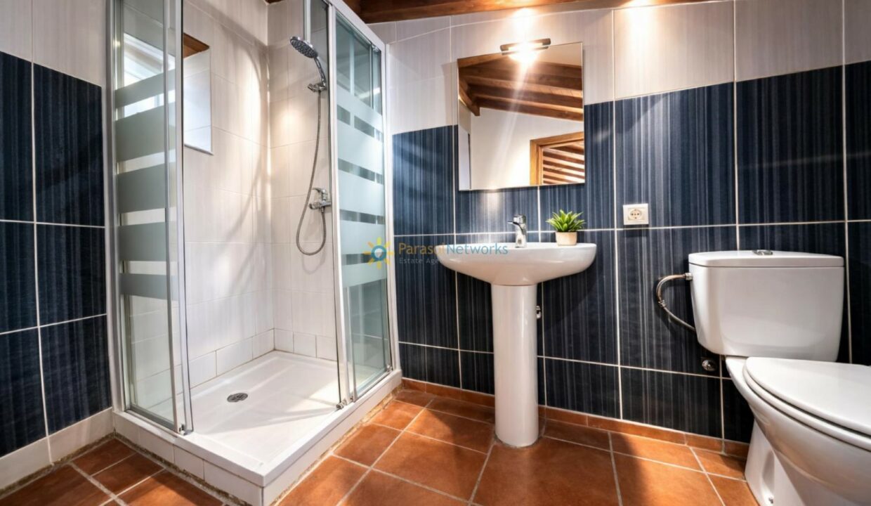 Baño moderno y luminoso con detalles cálidos