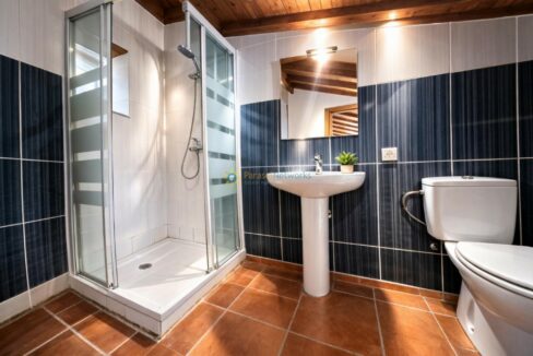 Baño moderno y luminoso con detalles cálidos