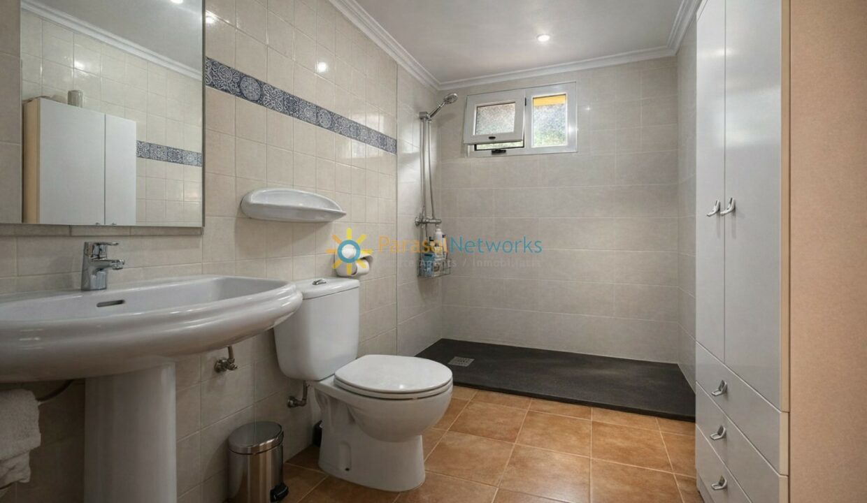 Baño moderno y luminoso con detalles en azul