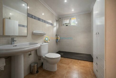 Baño moderno y luminoso con detalles en azul