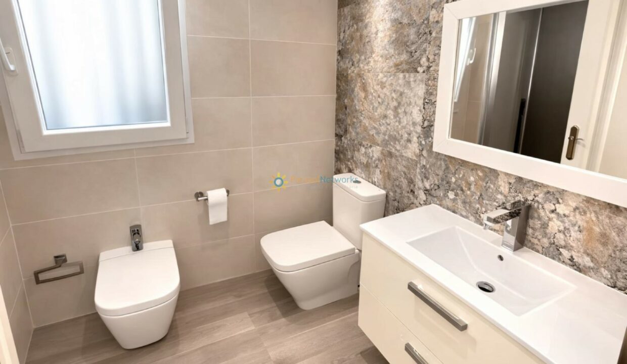 Baño moderno y minimalista con detalles en mármol