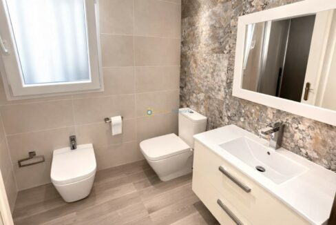 Baño moderno y minimalista con detalles en mármol