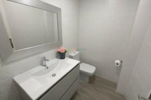 Baño moderno y minimalista elegante