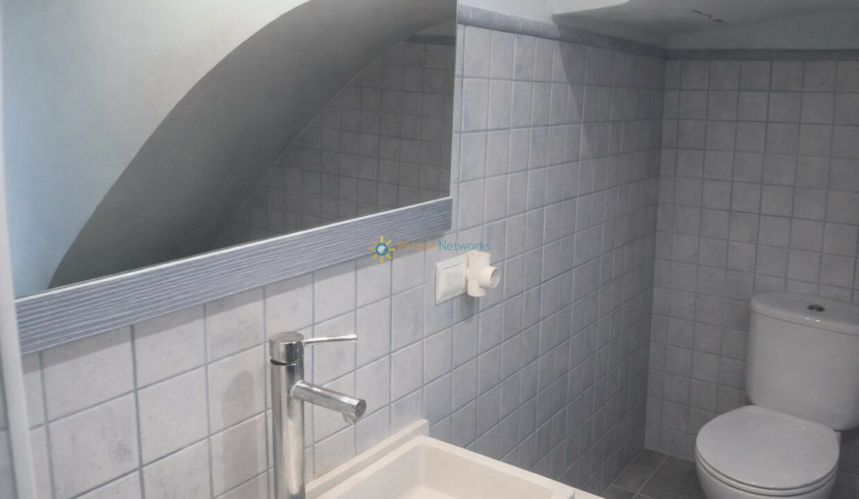 Baño moderno y minimalista en azul(1)