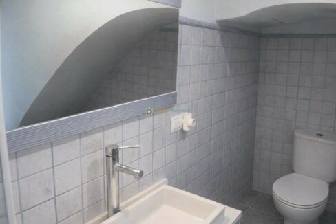 Baño moderno y minimalista en azul(1)