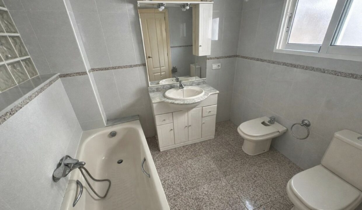 Baño moderno y minimalista en tonos neutros