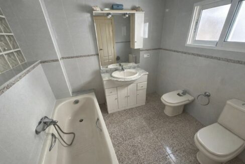 Baño moderno y minimalista en tonos neutros