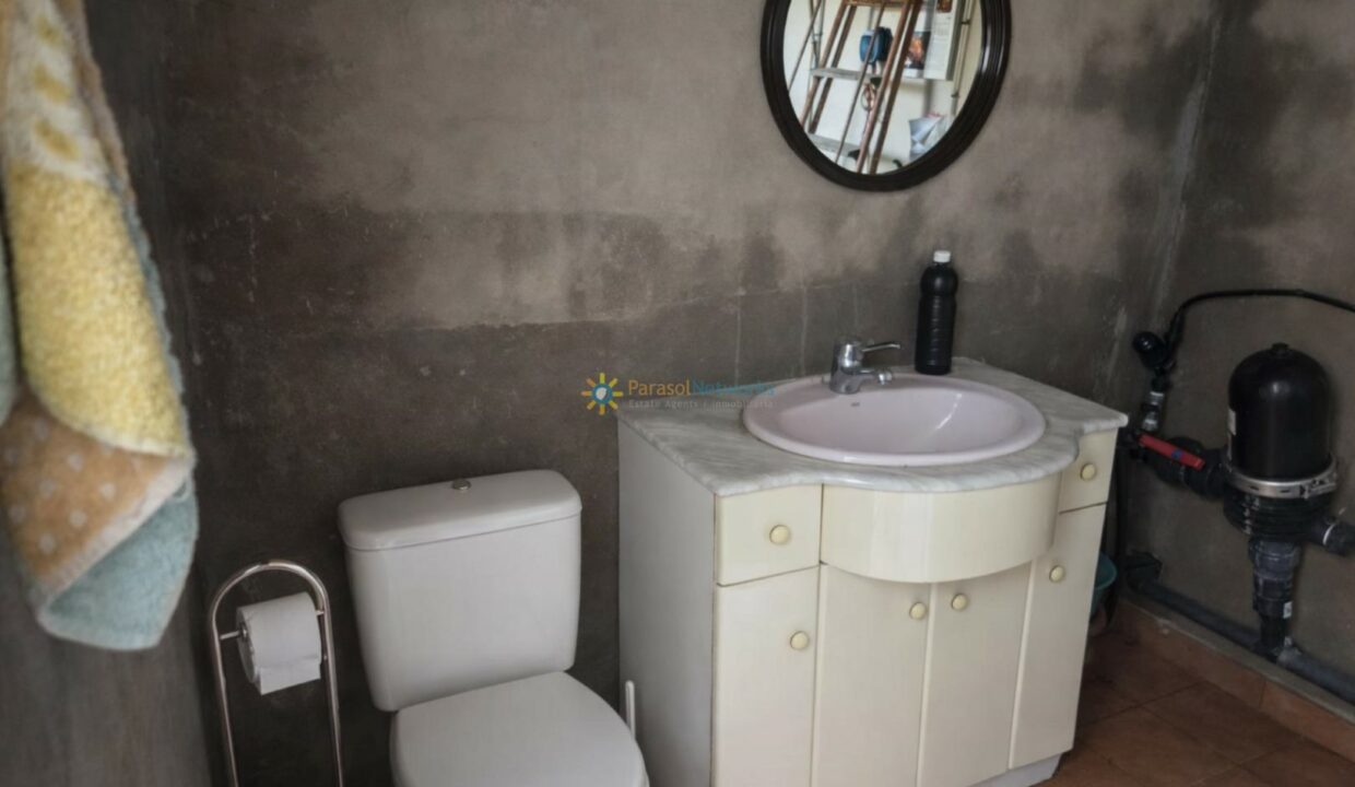 Baño neutro con detalles sencillos