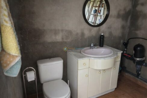 Baño neutro con detalles sencillos