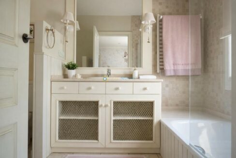 Baño organizado con detalles cream y rosa