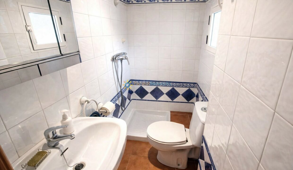 Baño pequeño con detalles azules