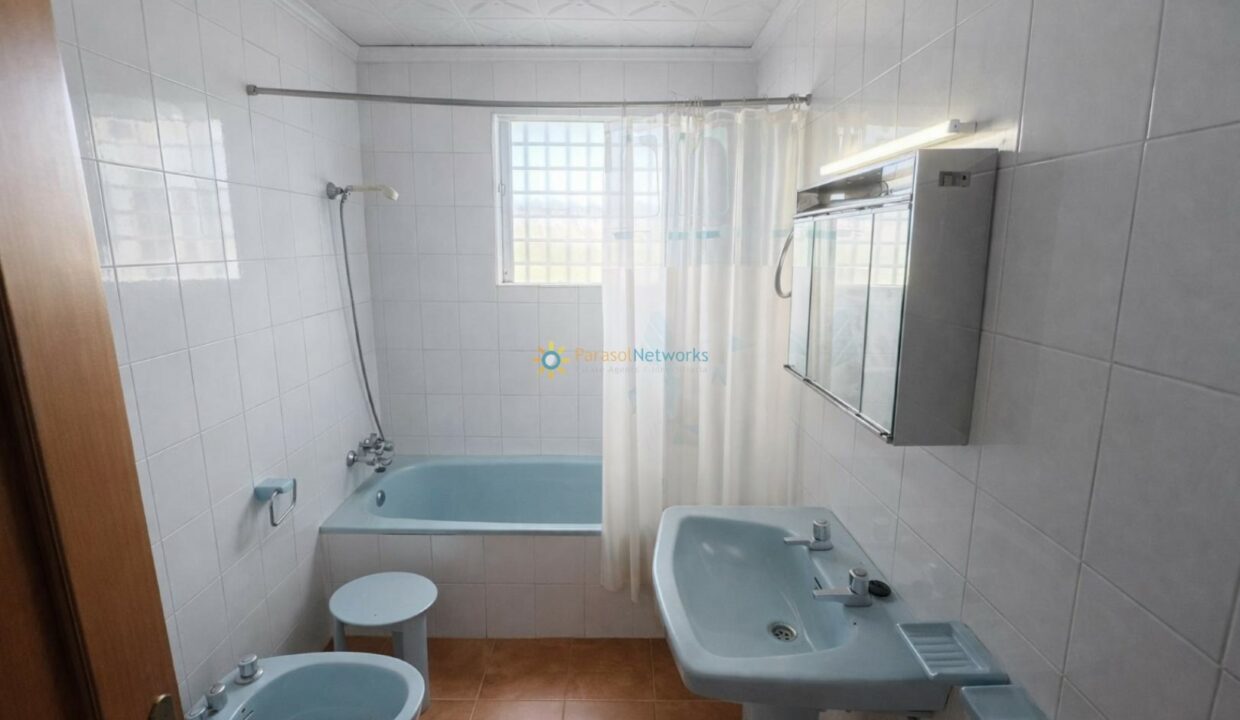 Baño pequeño con detalles azules