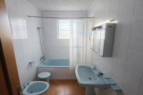 Baño pequeño con detalles azules