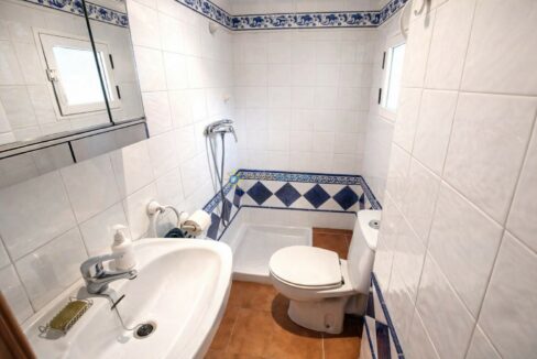 Baño pequeño con detalles azules