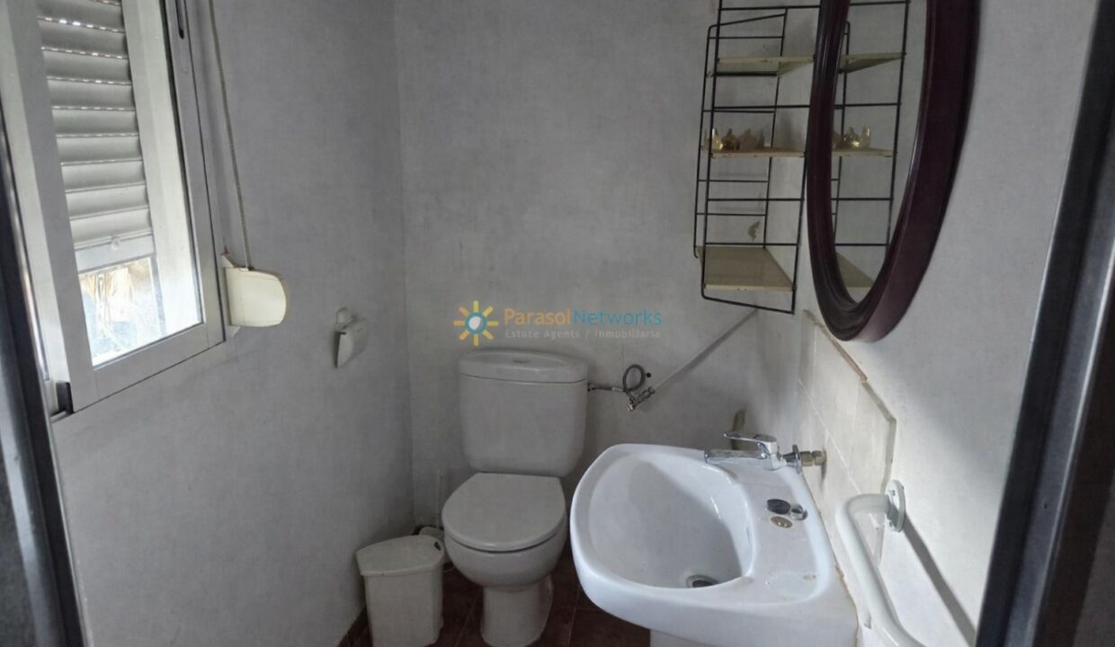 Baño pequeño con detalles decorativos(2)