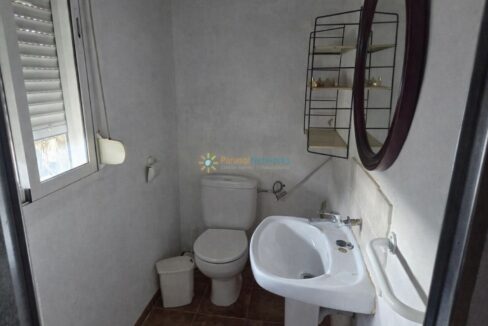 Baño pequeño con detalles decorativos(2)