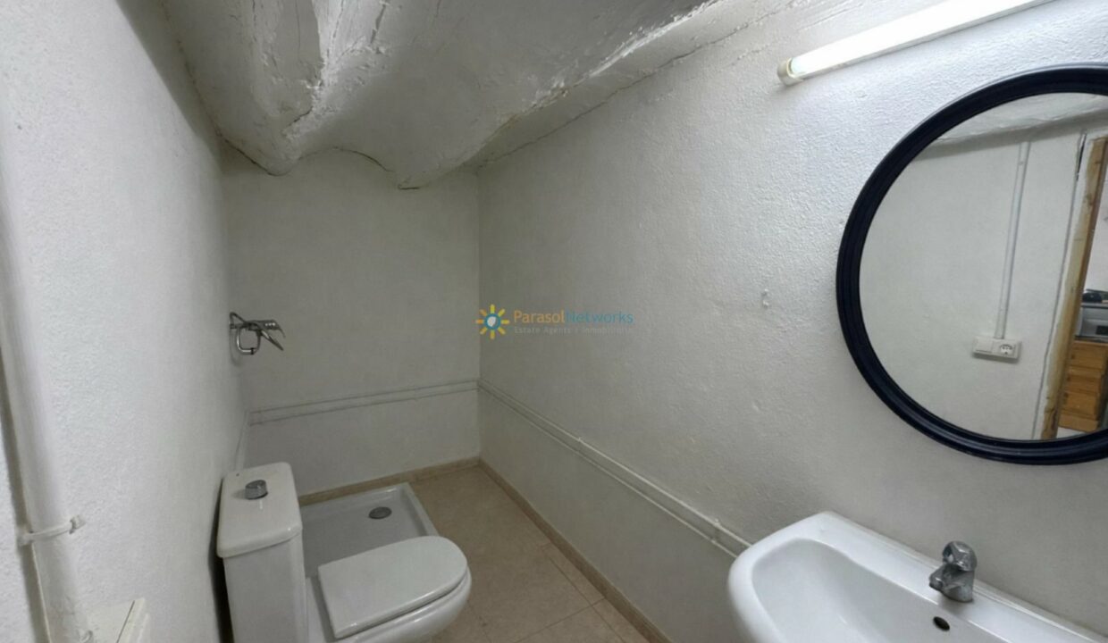 Baño pequeño con detalles desgastados