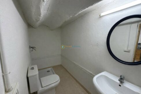 Baño pequeño con detalles desgastados