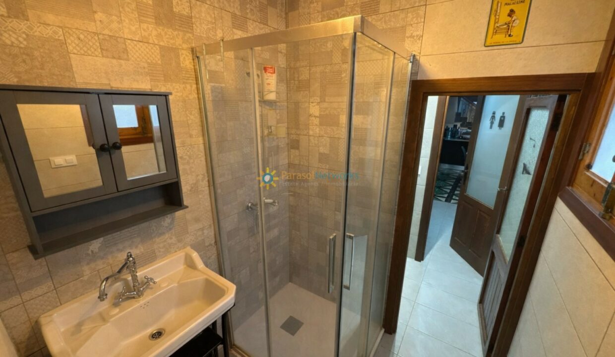 Baño pequeño con detalles elegantes