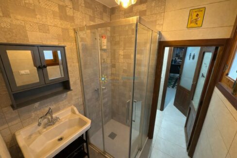 Baño pequeño con detalles elegantes