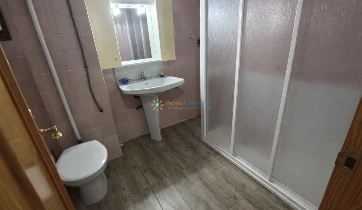 Baño pequeño con detalles en madera