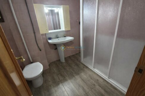 Baño pequeño con detalles en madera